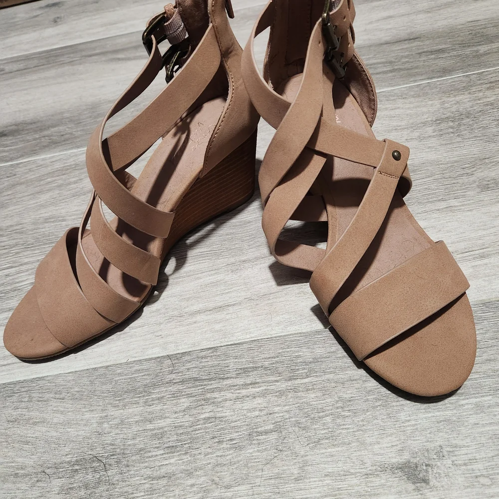 Crown Vintage Women's Beige Heels